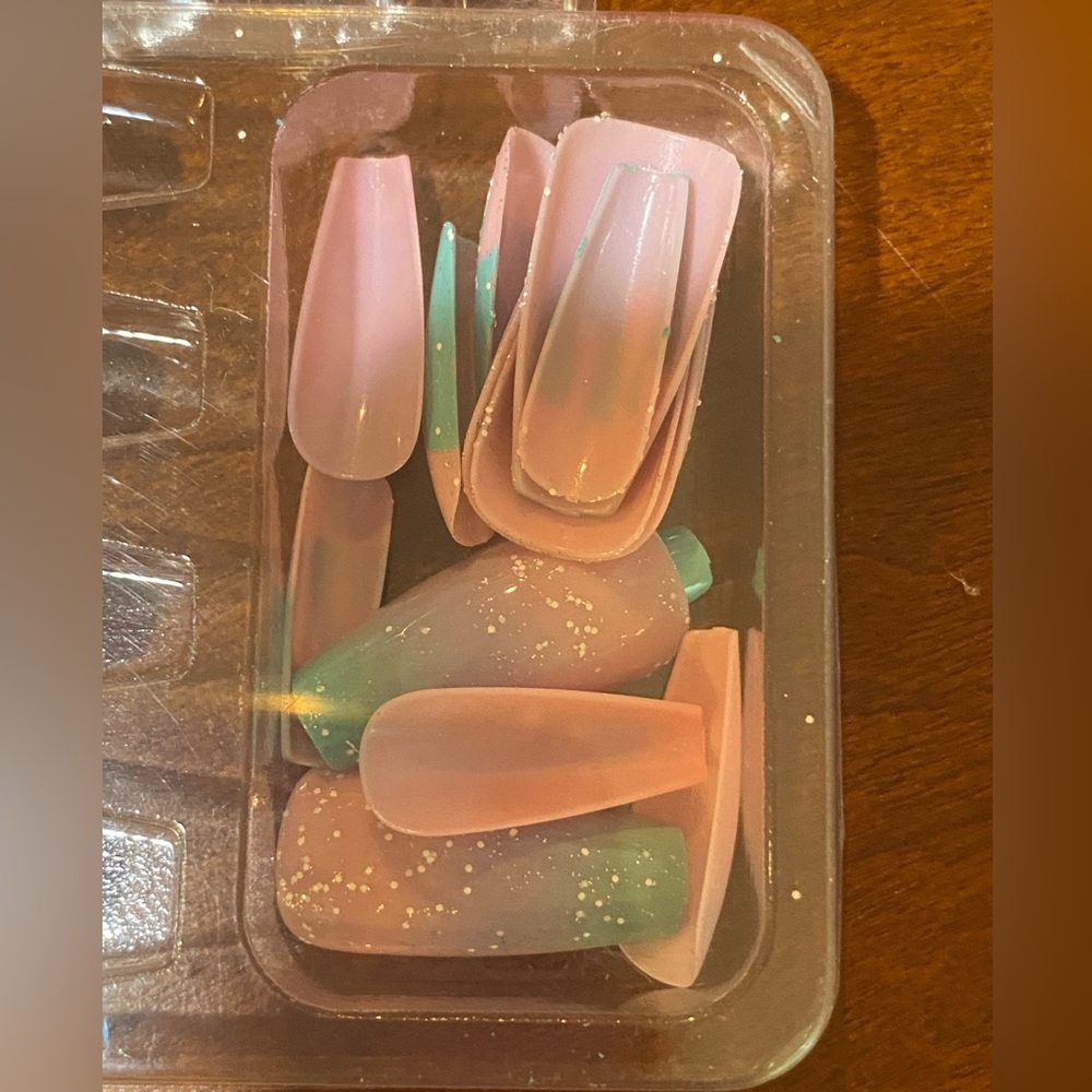 NWT take home nail art kit includes many nails, the adhesives dual emery board - Picture 11 of 15